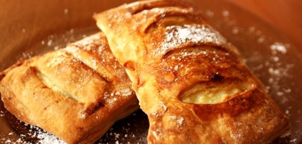 Слоеные пирожки с творогом