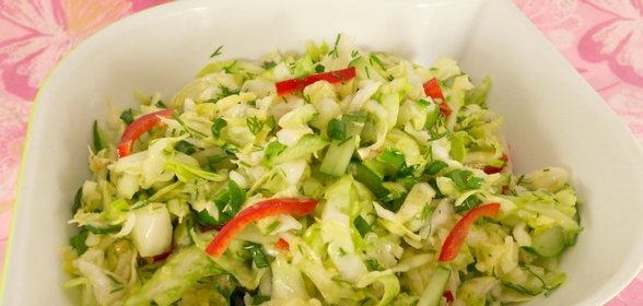 Салат из свежей капусты, огурцов и болгарского перца