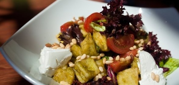 Салат из баклажанов с козьим сыром