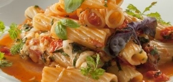 Тортильони в неаполитанском соусе с моцареллой