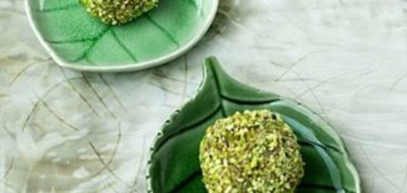 Шарики из паштета с кисло-сладким луком