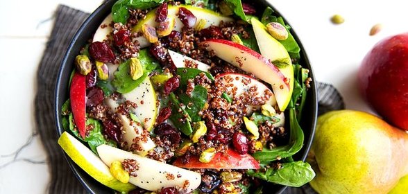 Салат с киноа, яблоком и фисташками