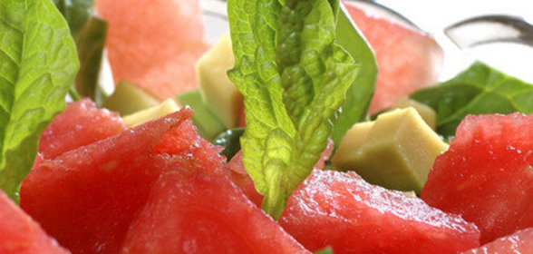 Салат из арбуза, авокадо и шпината