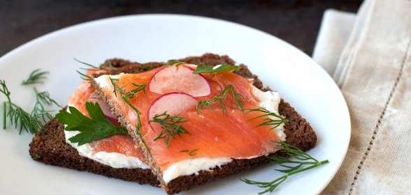 Бутерброды с копченым лососем