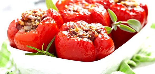 Перцы, фаршированные пряной бараниной