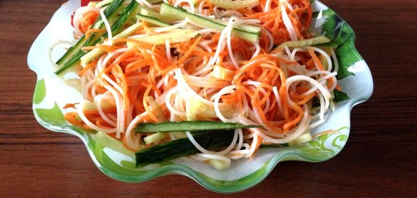 Фунчоза с морковчой и свежим огурцом