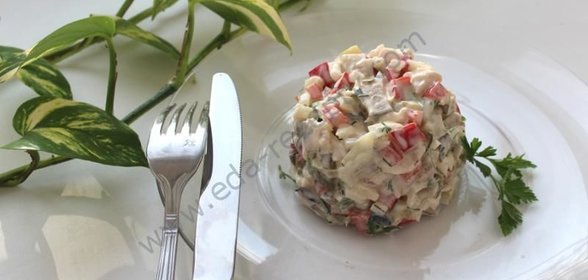 Рыбный салат с копченой скумбрией, солеными огурцами