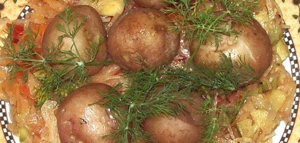 Тушеная капуста с молодым картофелем