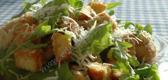 Салат Цезарь с сухариками