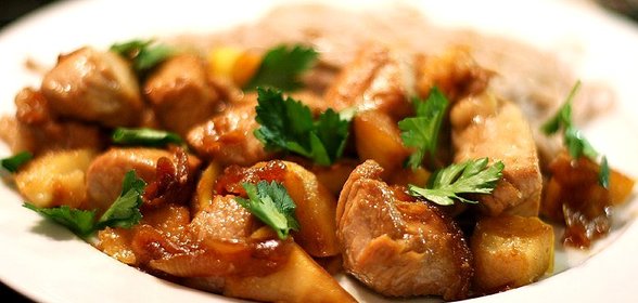Индейка с яблоками и луком