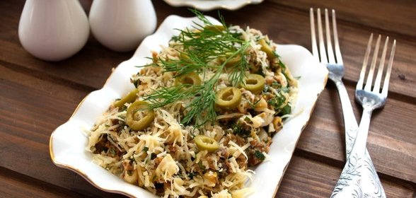 Салат с сайрой и сыром