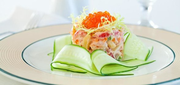 Салат из коктейльных креветок и красной икры