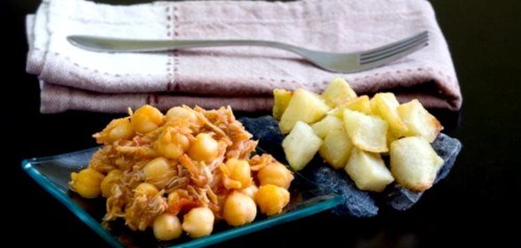Салат из индейки с нутом, курагой и миндалем