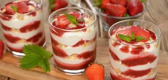 Десерт с ягодами и сыром маскарпоне