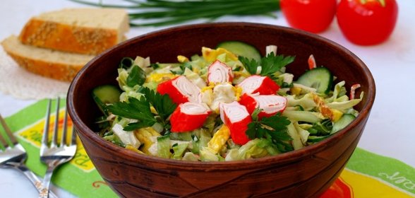Салат с молодой капустой, крабовыми палочками и омлетом