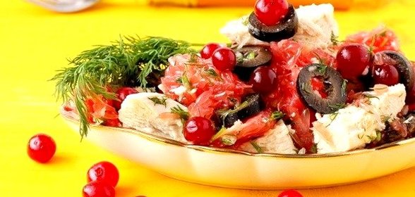 Салат с курицей, грейпфрутом и клюквой