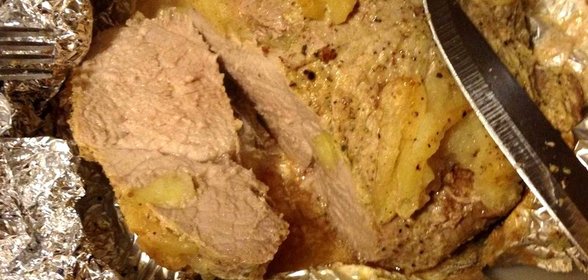 Запеченная свинина, фаршированная яблоками