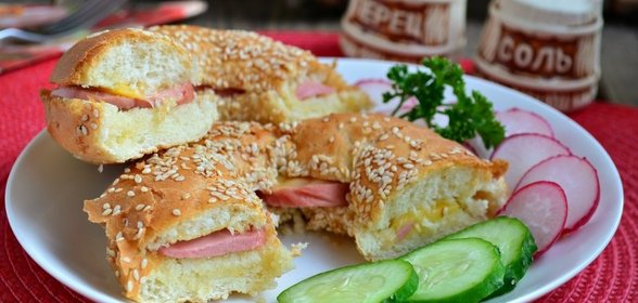 Бублик с сыром и колбасой