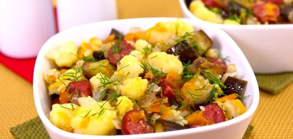 Цветная капуста, тушенная с баклажанами и сосисками