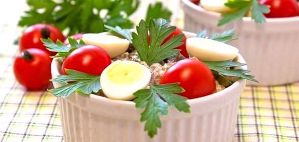 Салат с печенью, маринованными огурцами и сыром