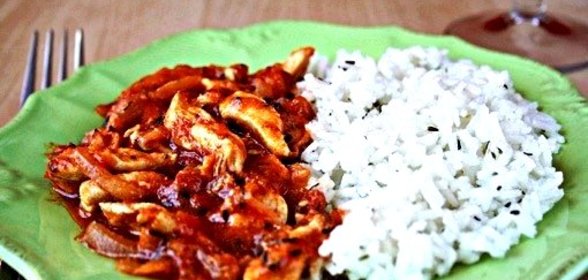 Куриное рагу с помидорами и луком