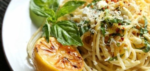 Спагетти с лимоном, фетой и базиликом