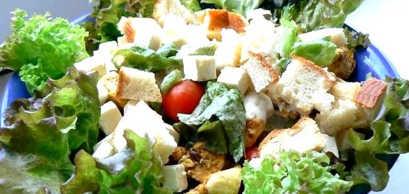 Салат Цезарь с брынзой