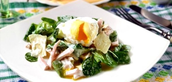 Салат с корном и яйцом-пашот