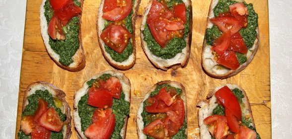 Брускетта с песто и помидорами
