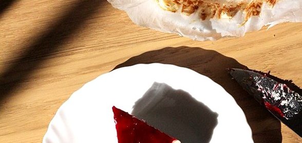 Низкоуглеводный чизкейк с брусничным соусом