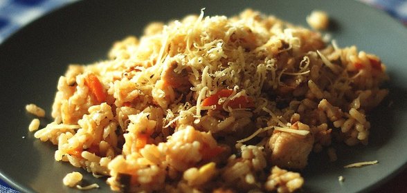 Ризотто с курицей, овощами и пармезаном