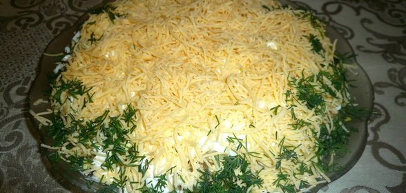 Слоеный салат с печенью трески