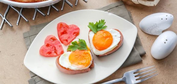 Романтический завтрак яичница с сосиской