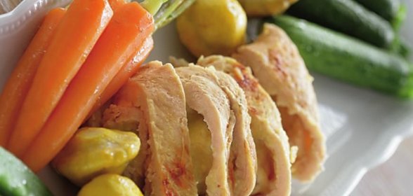 Рулетики из индейки с яблоками и молодыми овощами