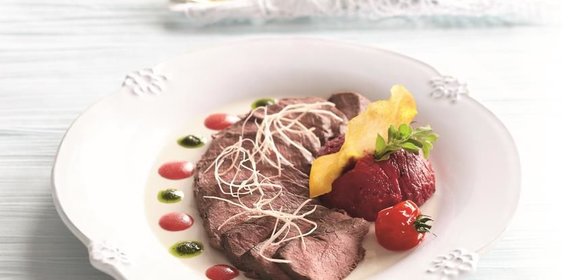 Ростбиф из изюбря со свекольным муссом