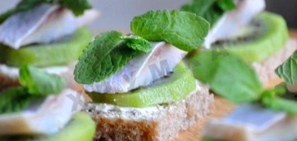 Канапе с киви и сельдью