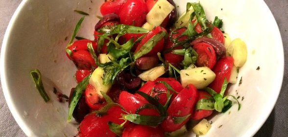 Салат из помидоров черри с тархуном в греческом стиле