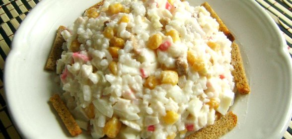 Салат с крабовыми палочками и сухариками