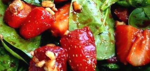 Салат с клубникой, шпинатом и грецкими орехами
