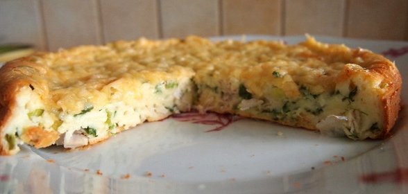 Пирог с зеленым луком, курицей и сырной корочкой