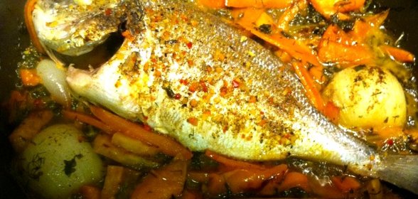 Дорада, запеченная с овощами