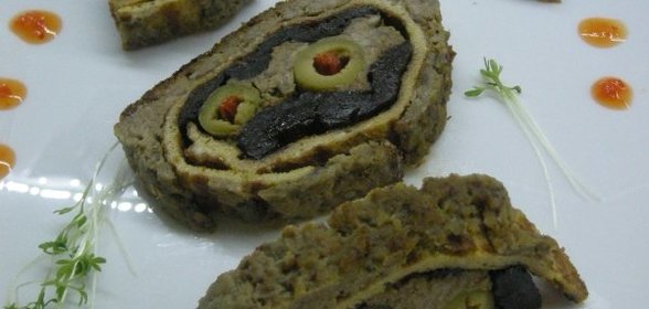 Мясной рулет с черносливом
