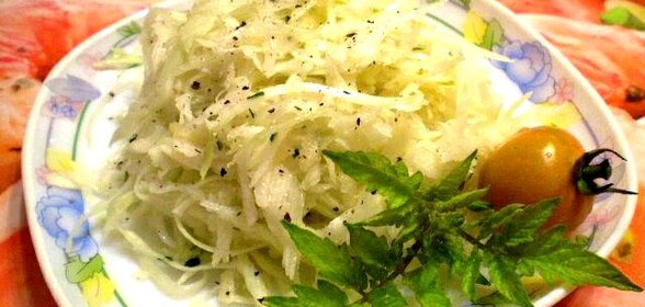 Салат из капусты с редькой и айвой