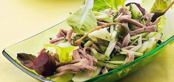 Салат с языком и яблоками