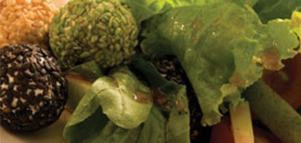 Салат с грушей и сырными шариками