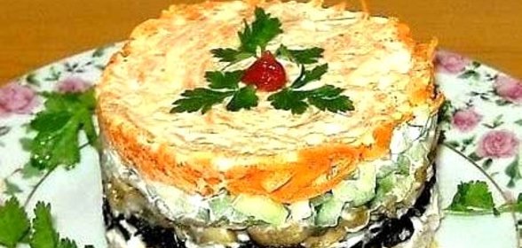 Салат с курицей грибами и черносливом