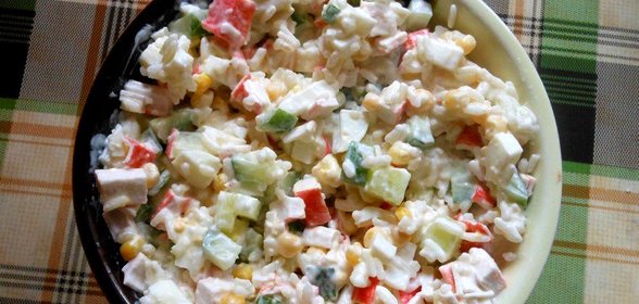 Салат с крабовыми палочками и кукурузой