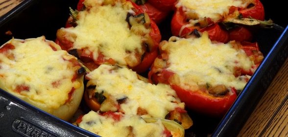 Перец, фаршированный овощами, под шапкой из сулугуни