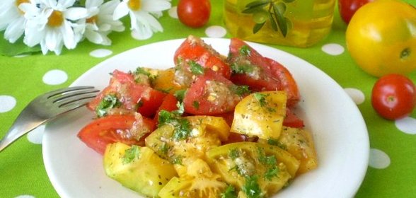 Помидоры кусочками с чесноком