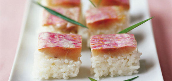 Суши со средиземноморской султанкой